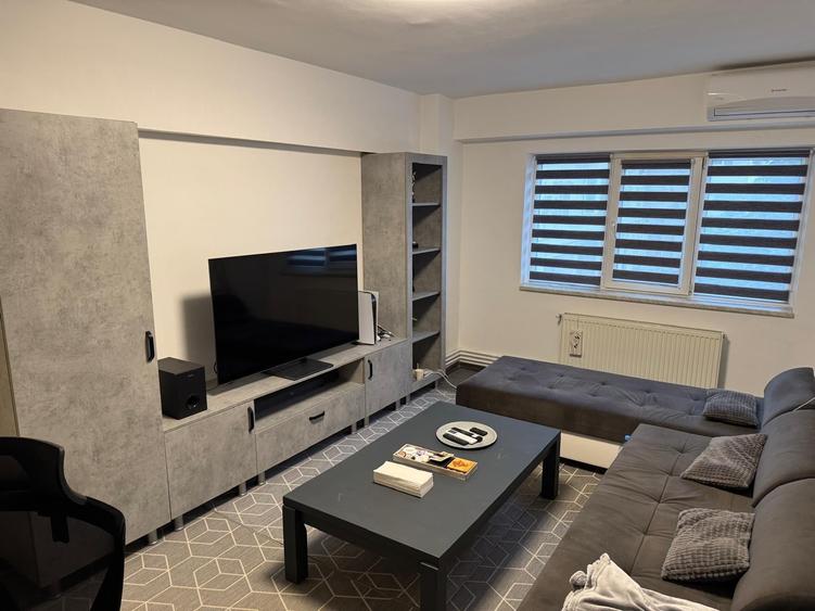 Apartament cu 3 camere decomandat, mobilat în Aradului