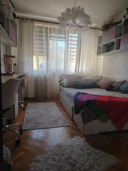 Apartament cu 4 camere semidecomandat în Central