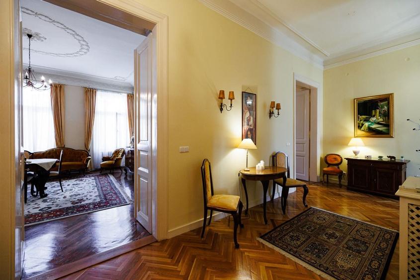 Apartament cu 3 camere semidecomandat, mobilat în Ultracentral