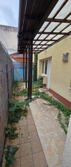 Apartament cu 3 camere semidecomandat în 15 Noiembrie