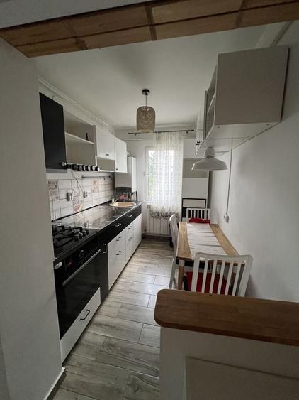 Apartament cu 3 camere semidecomandat în Podu Roș