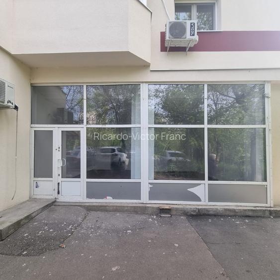 Spațiu comercial de 175 mp de vânzare, cu chiriași existenți Spațiu comercial de 175 mp de vânzare, cu chiriași existenți