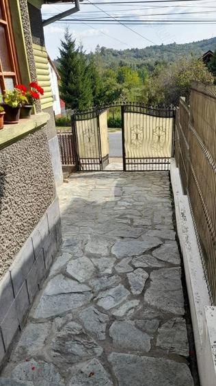 Bezdead doua case pe acela?i teren in centrul ora?ului - 6