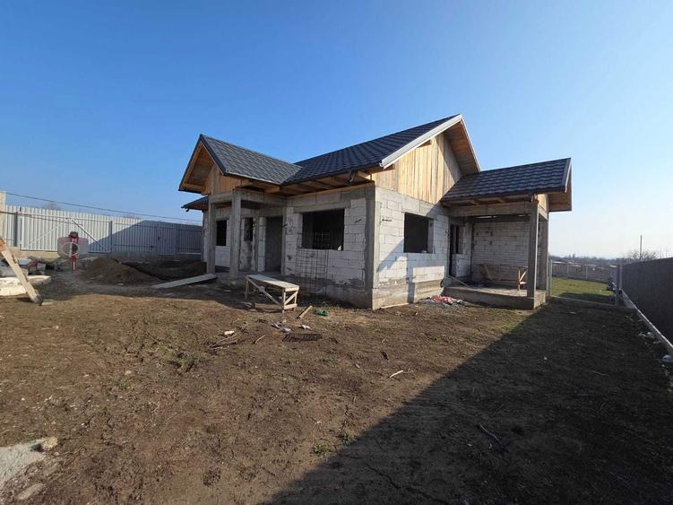 Case la rosu in Tulucesti - 8