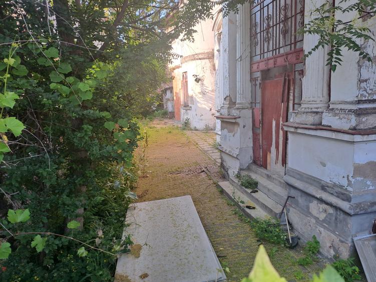 Unirii-Cartierul Evreiesc, singur curte, dubla deschidere, libera - 27