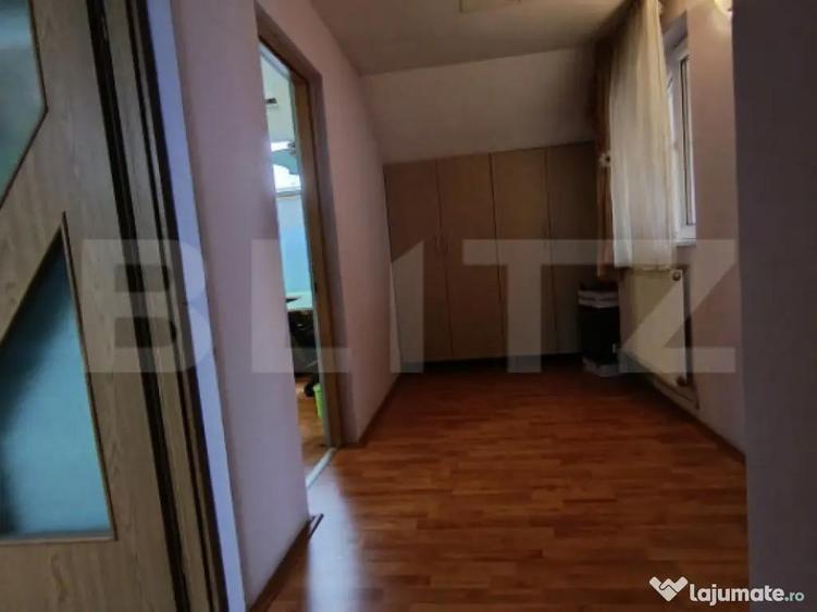 Casa de vanzare, cu 5 camere ?i un teren de 600 mp, zona u - 8