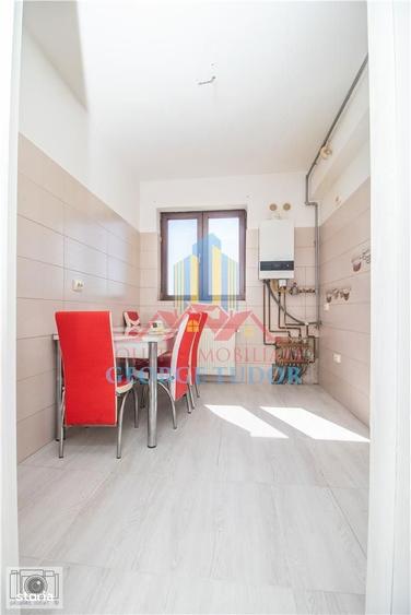Apartament 2 camere total decomandat + parcare privata, Str. Acvilei 4 - 16