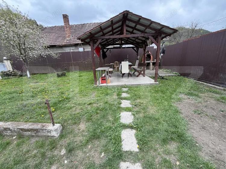 Casă cu 4 camere cu Teren 1200 Mp în Lupoaia