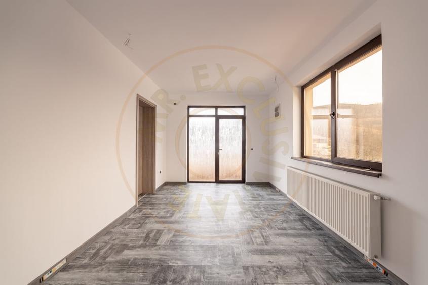 Casă individuală cu 8 camere cu Canalizare în Izvorani