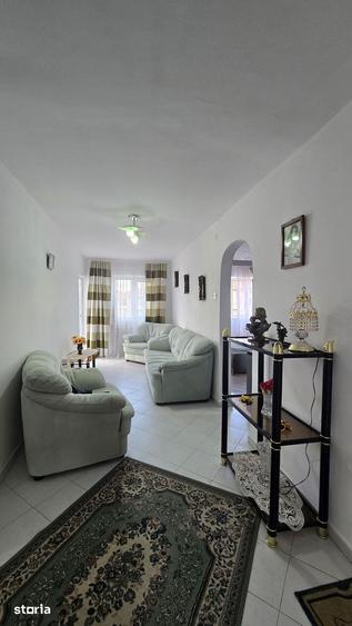 Apartament cu 3 camere decomandat în Vitrometan