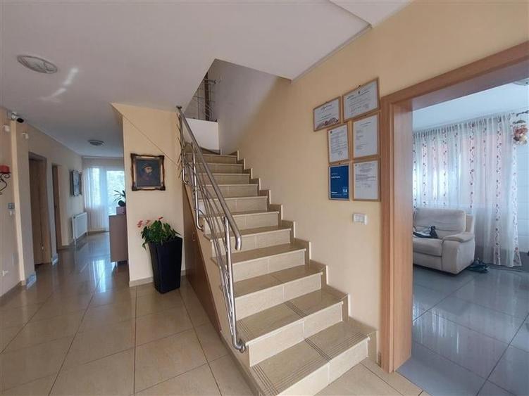 Casă individuală cu 10 camere cu Canalizare în Poltur