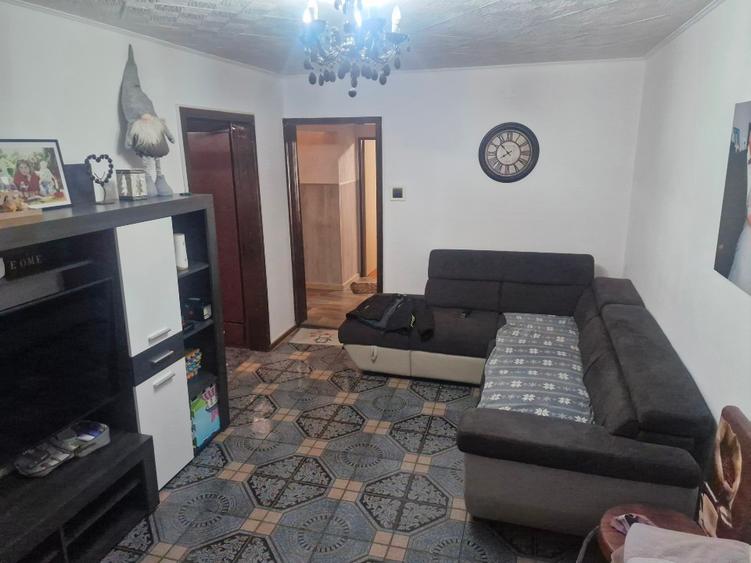 Apartament cu 3 camere semidecomandat în Exterior Sud