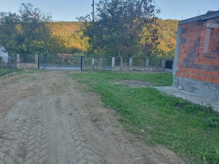 Casă cu 2 camere cu Teren 1142 Mp în Milova