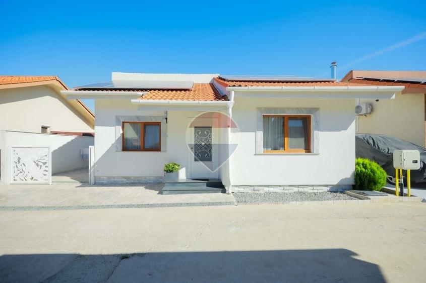 Casă individuală cu 3 camere cu Piscina în Paleu