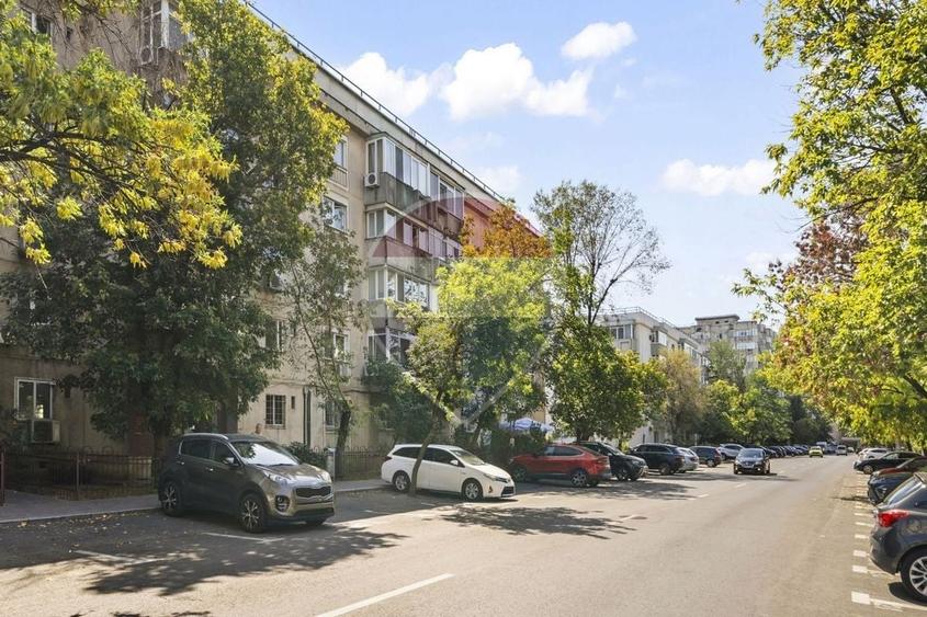 Apartament cu 3 camere semidecomandat, mobilat în Vitan Mall