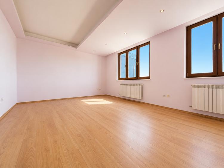 Apartament cu 3 camere decomandat, mobilat în Faleza Nord