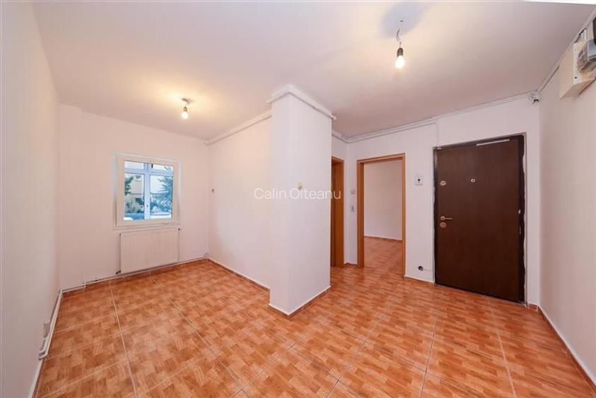Spatiu comercial cu vitrina generoasa Spatiu comercial cu vitrina generoasa