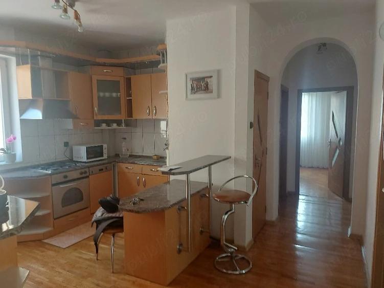 Apartament cu 4 camere decomandat în Central