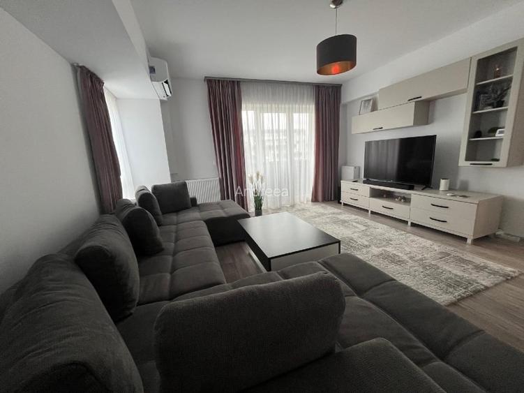 Persoana fizică vand Apartament 3 camere complet mobilat + loc de parcare + boxă