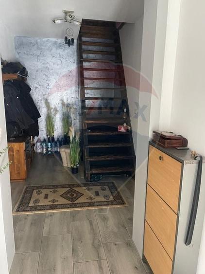 Casă individuală cu 5 camere cu Teren 343 Mp în Est