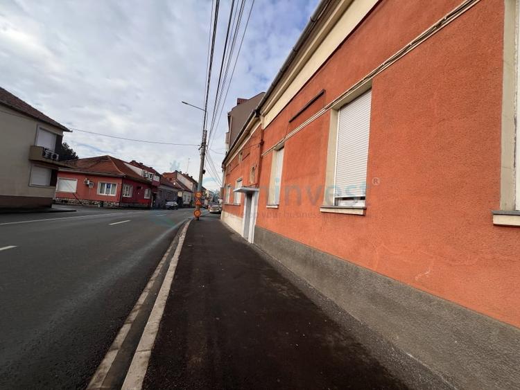 Casă individuală cu 10 camere cu Canalizare în Ultracentral