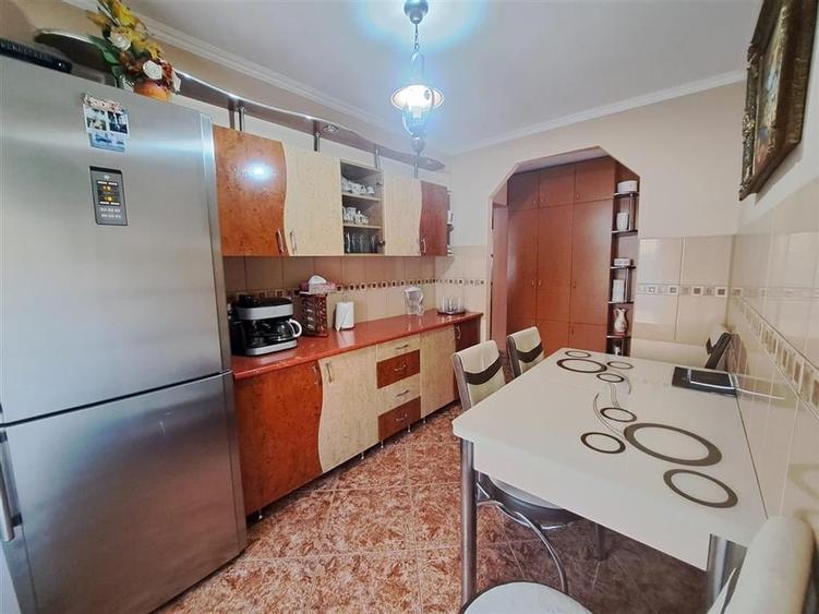 RECO Apartament cu trei camere decomandat - 14