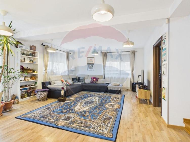 Vilă moderna si luminoasa 2011, cu 5 camere, 500mp curte si garaj - 1