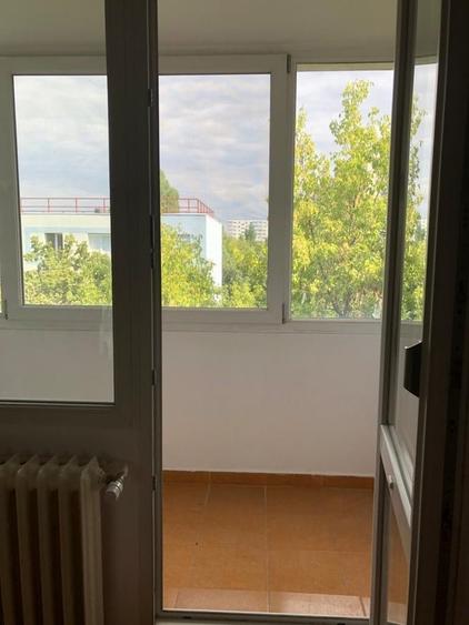 Apartament 3 camere,1 Decembrie metrou,Piata, decomandat, bloc REABILITAT TERMIC - 2