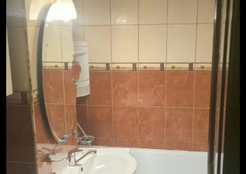 Apartament Cu 2 Camere Decomandate Zona Burdujeni - Ramiro - 3