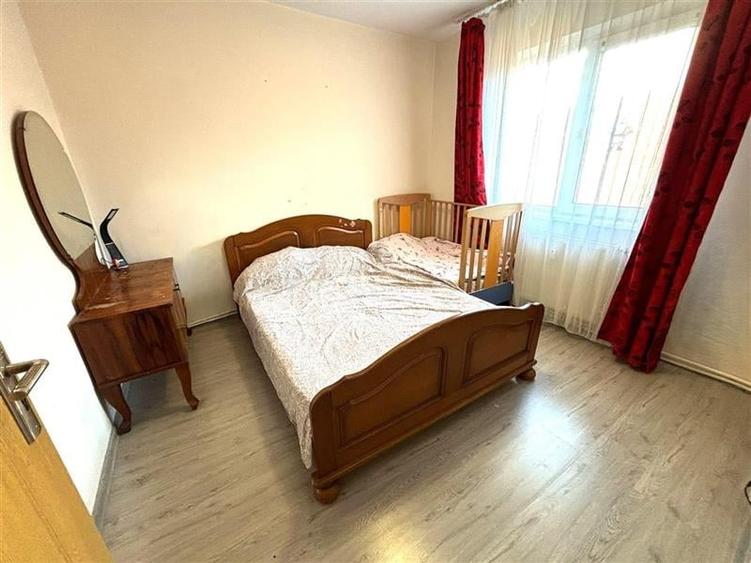 Zona Miron Costin - apartament 3 camere - etajul 2 - 3