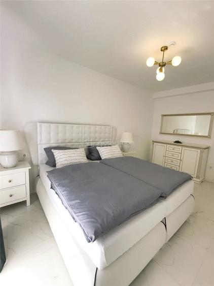 Apartament cu 3 camere semidecomandat în Periferie
