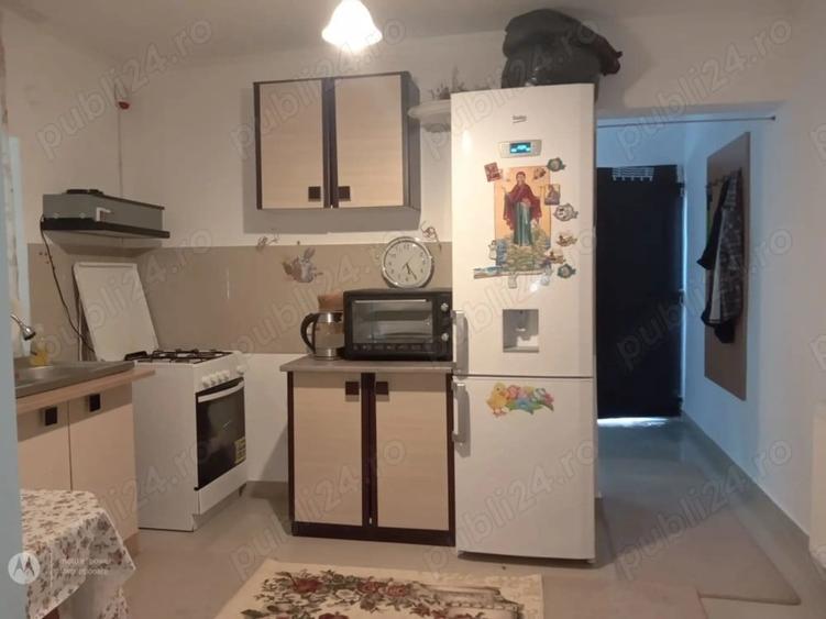 2 camere   in CASA  -central  -curte comuna-intrare separata - 7