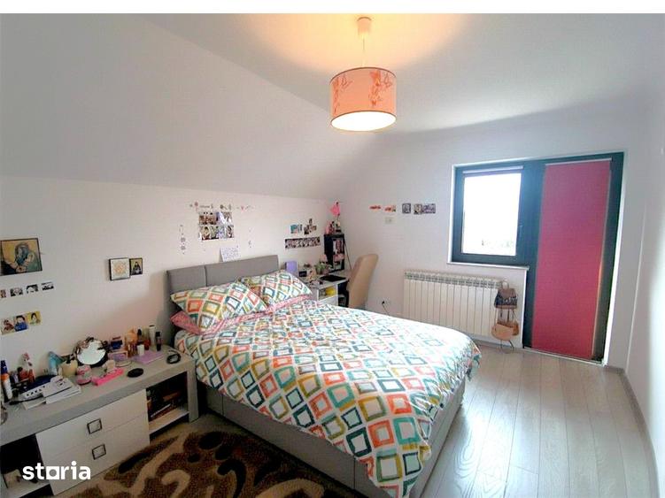 Casă cu 5 camere cu Teren 1000 Mp în Șcheia