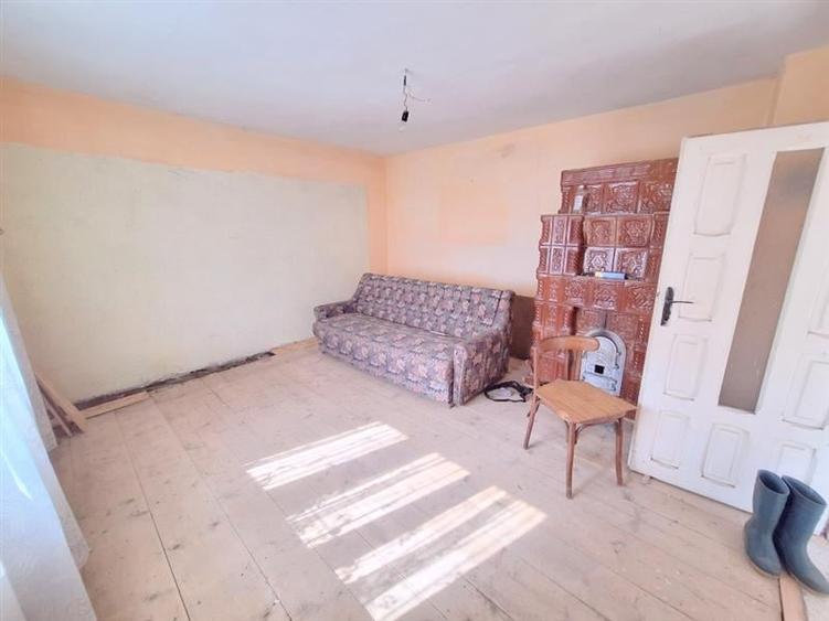 Casa batraneasca  100 mp, teren 4100 mp, zona Izvoare - 4