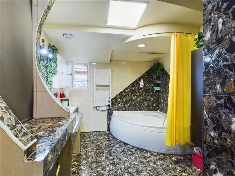 Resedinta impresionanta,vedere panoramica, Centru Istoric --  Drumul Poienii, Br - 13