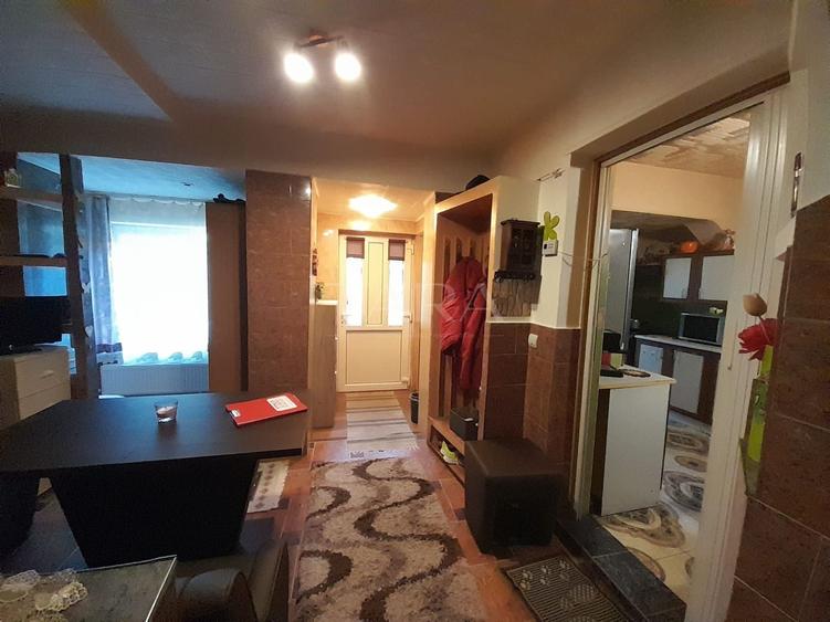 Vanzare apartament la curte comuna in zona centrala - 2