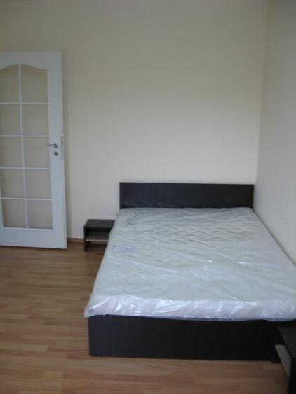 Proprietar ofer spre inchiriere apartament o camera , situat in zona Pacurari, ( - 5