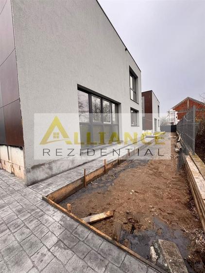 Casă individuală cu 3 camere decomandat cu Canalizare în Central
