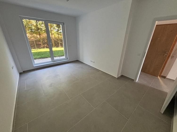 Apartament cu 3 camere decomandat în Exterior Vest
