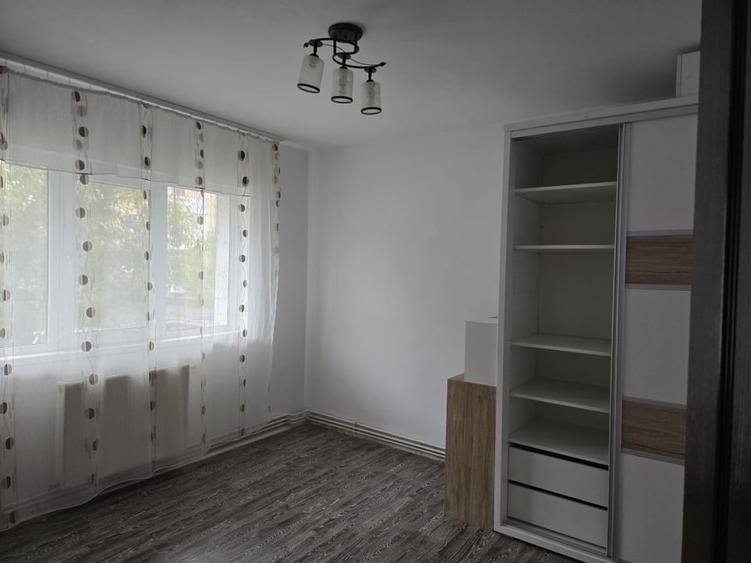Apartament cu 2 camere decomandat în Lenin