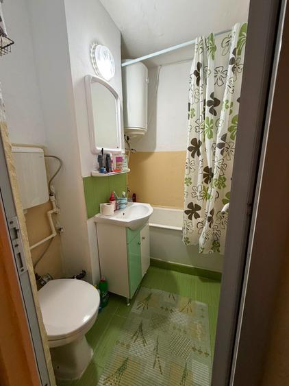 Apartament cu 3 camere semidecomandat în Cataloi