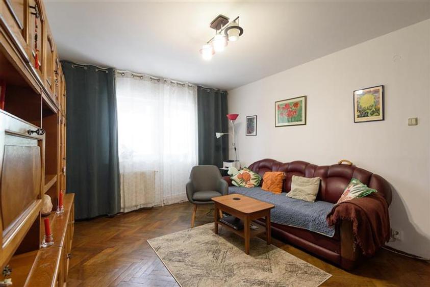 Apartament cu 4 camere semidecomandat, mobilat în Tractorul
