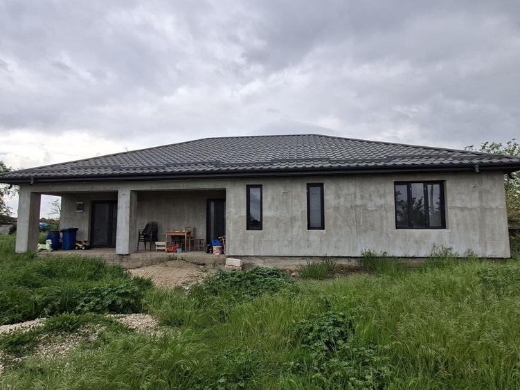 Casă cu 4 camere în Exterior Vest