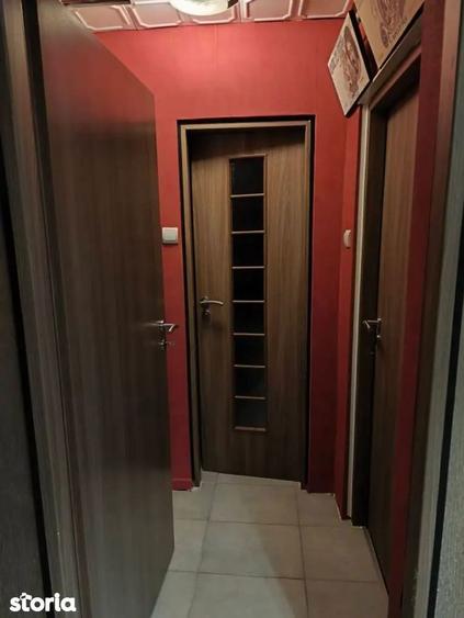 Apartament cu 3 camere semidecomandat în Podu Roș