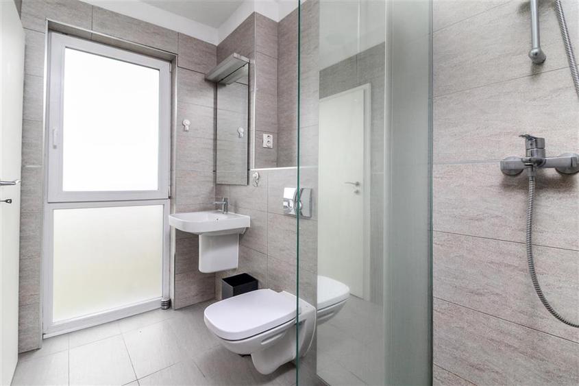 Apartament cu 3 camere semidecomandat, mobilat în Bună Ziua