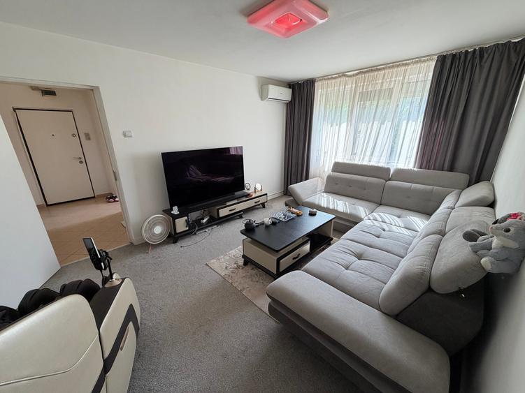 Apartament cu 3 camere semidecomandat, mobilat în Titan