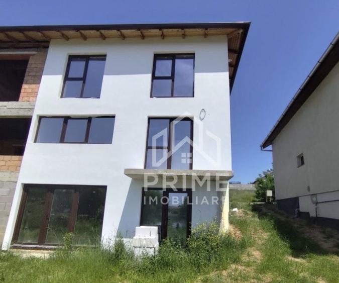 Apartament cu 3 camere decomandat în Aronești