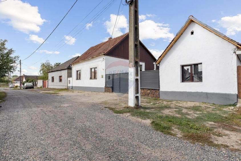 Casa renovata recent, zona centrala Pecica - 1