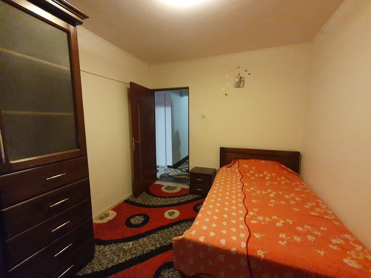 Inchiriez apartament 3 camere zona 300 - 6