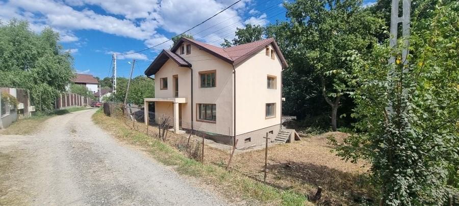 Casă cu 4 camere în Cercu